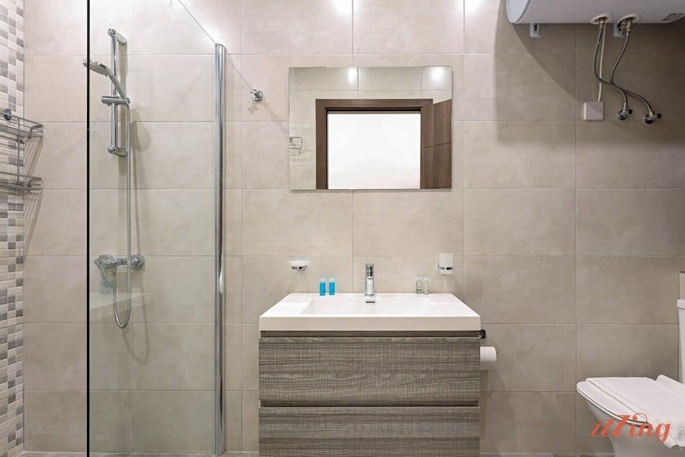 Gem Beachfront Apt With Amazing Bay and Sea Views