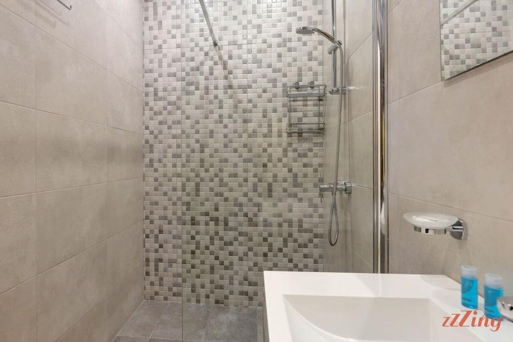 Gem Beachfront Apt With Amazing Bay and Sea Views