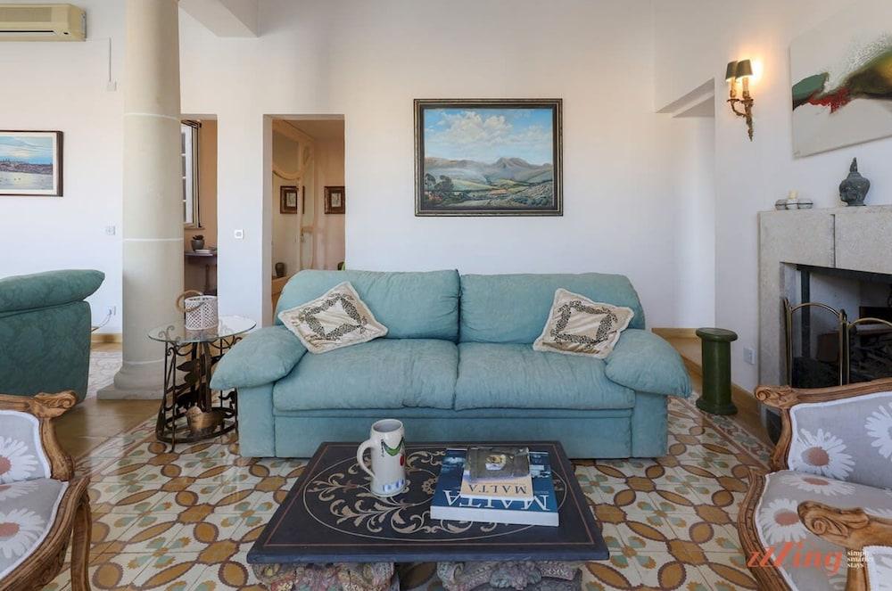 Eclectic Apartment With Incredible Harbour Views