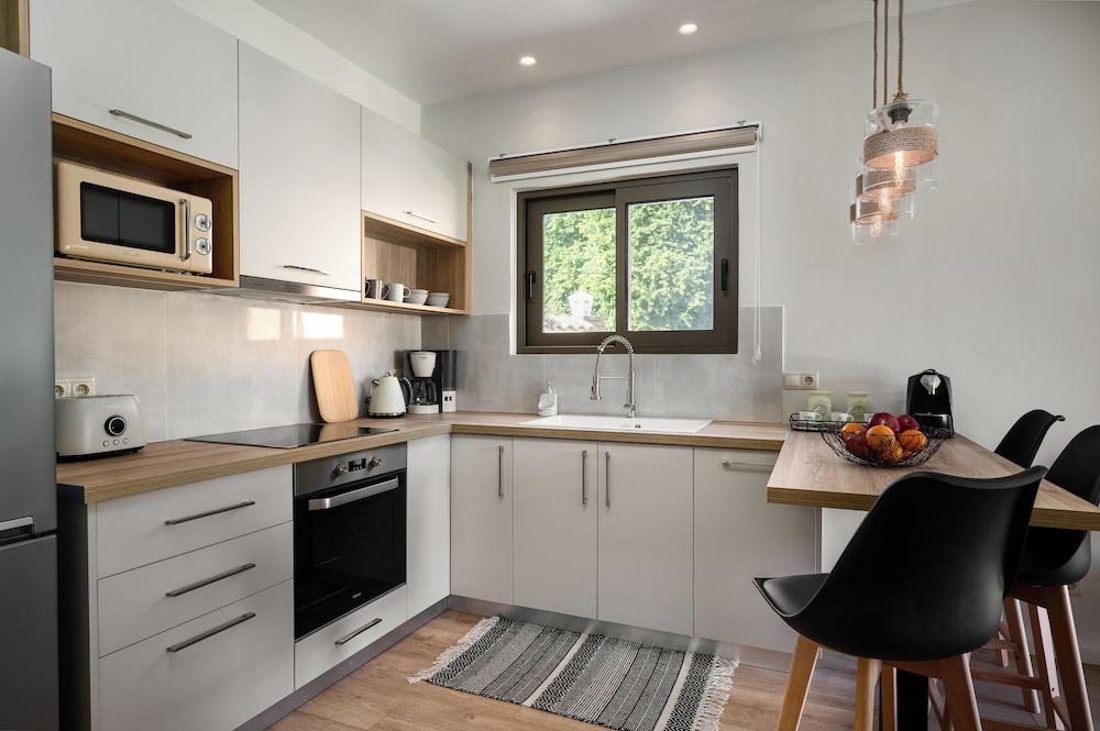 Phos Elegant Residences by Konnect, 400m to the beach