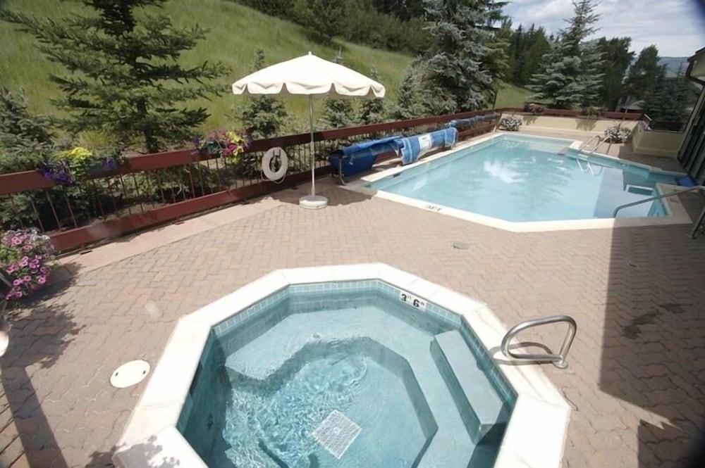 Strawberry Park Luxurious Condos Directly On The Slopes Next To Chairlift 2 Bedroom Condo by RedAwning