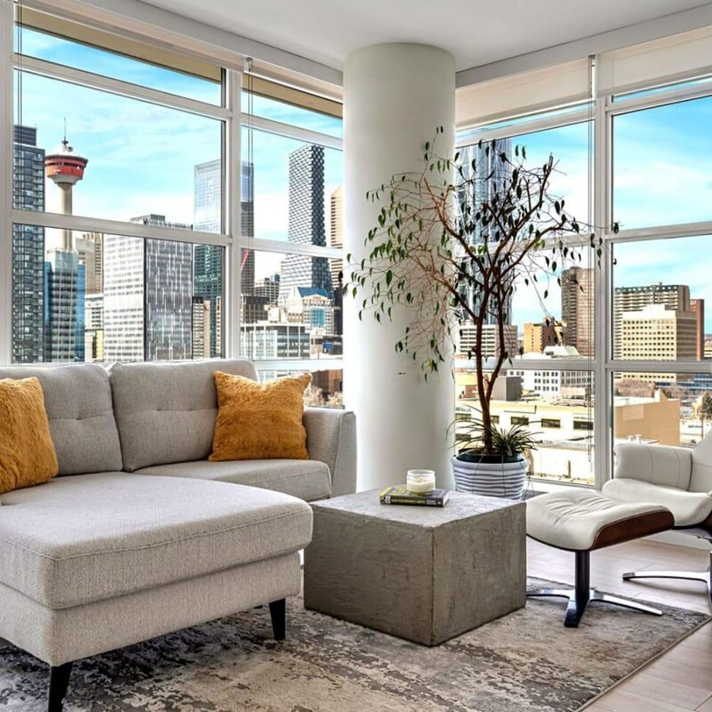 DT Upscale Corner Unit Tower Views Free Parking