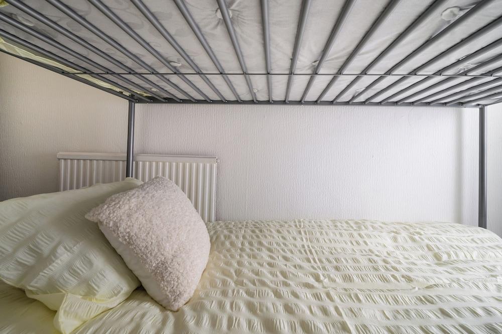 Seaside - House - Sleeps 10 - Parking - Garden