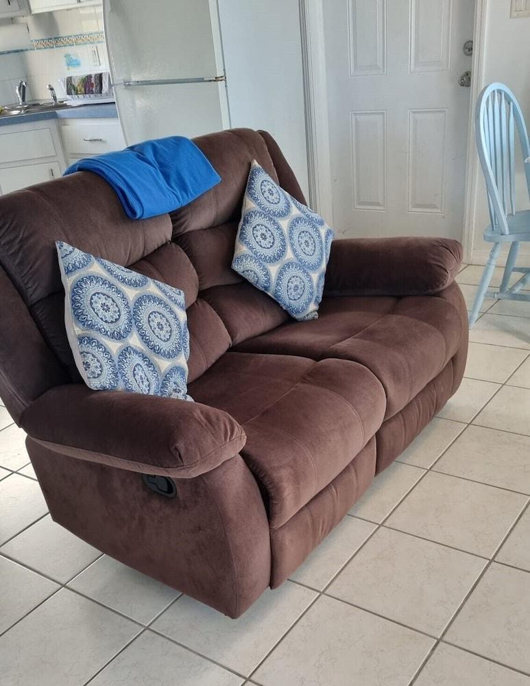 Island Oasis: Luxury Villa With Private Pool And Beach Access