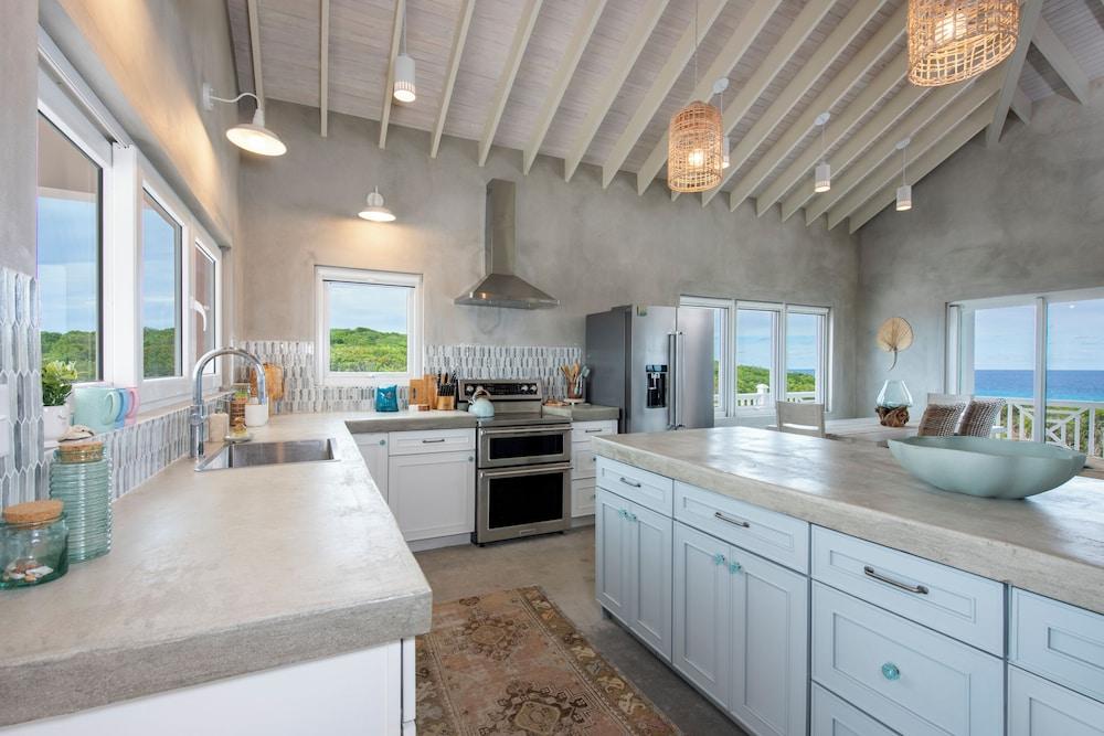 Paradise Cove: Oceanfront Haven With Infinity Pool