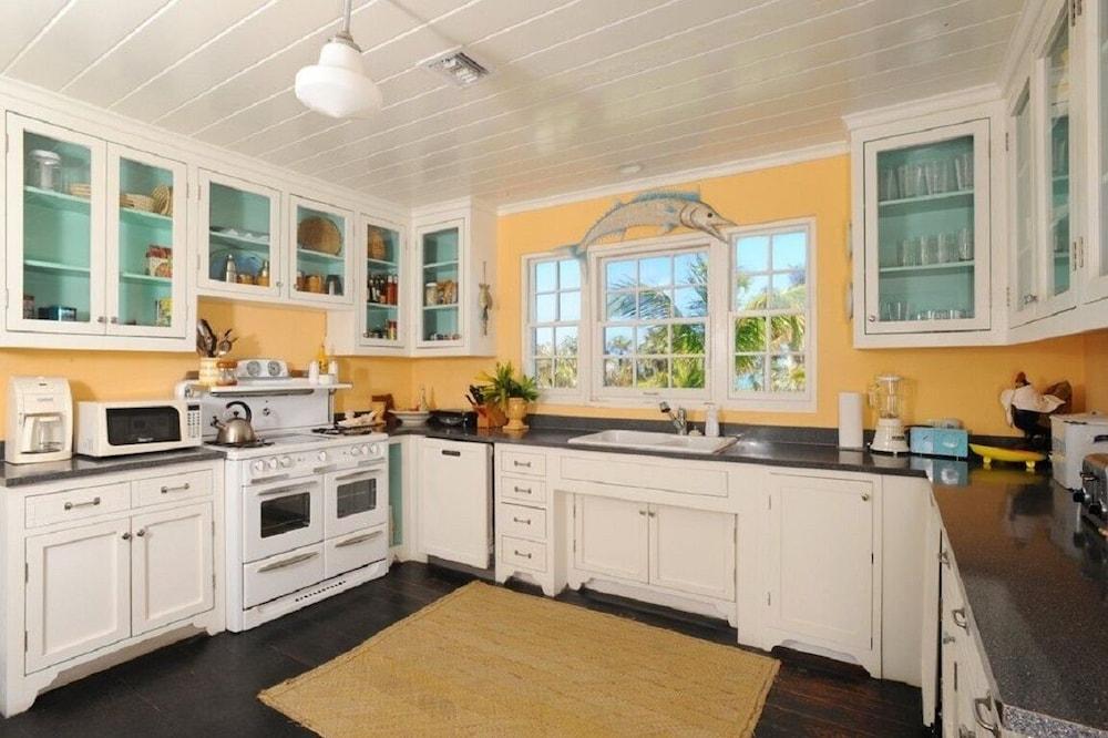 Secluded Paradise: Grand Estate With Kayaks And Snorkeling