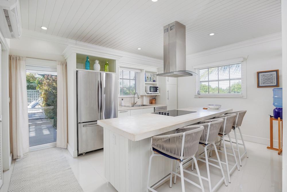 Tropical Getaway: Compound Near Saunders Beach