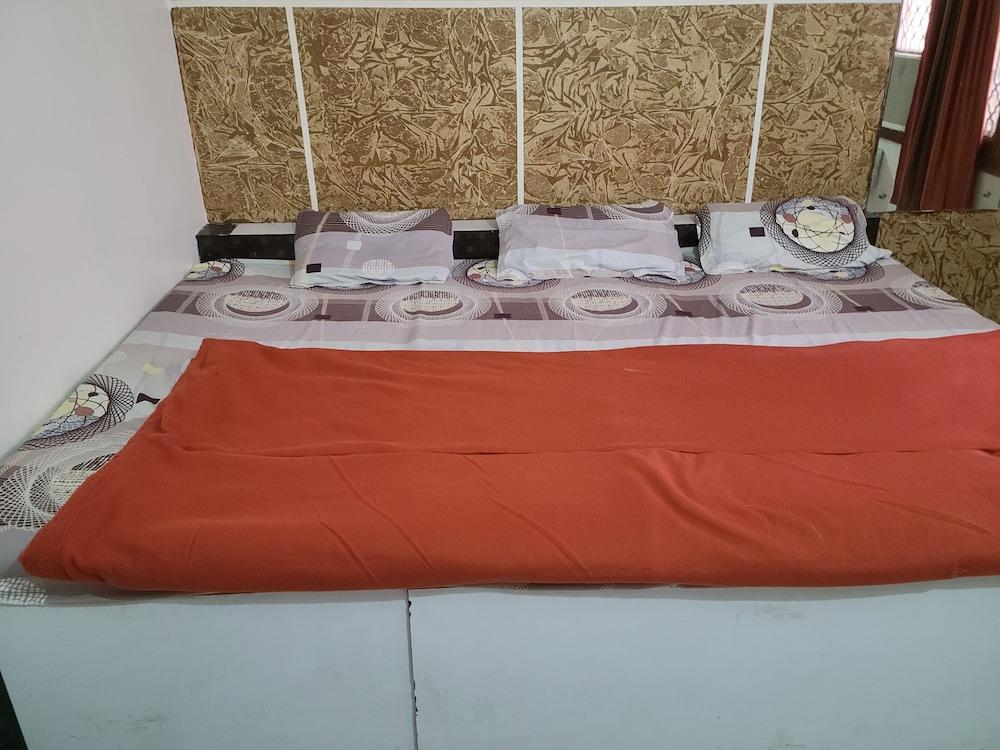 Shri Krishnashrya Seva Sadan By GRB