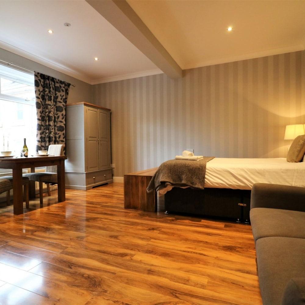 Linden Cottage Room 1 - Airdrie