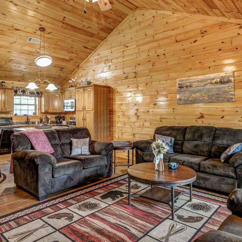 Amazingly Cozy Close to Attractions Fire Pit