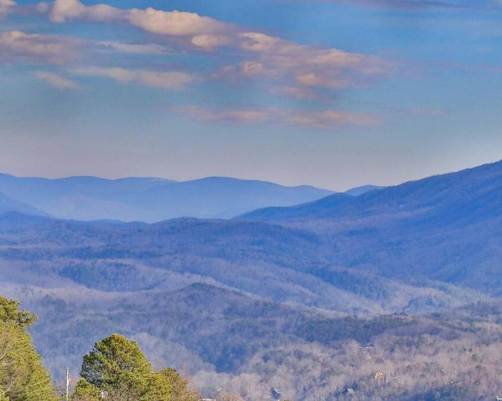 Gorgeous Cabin w Great Views Pool Game Room