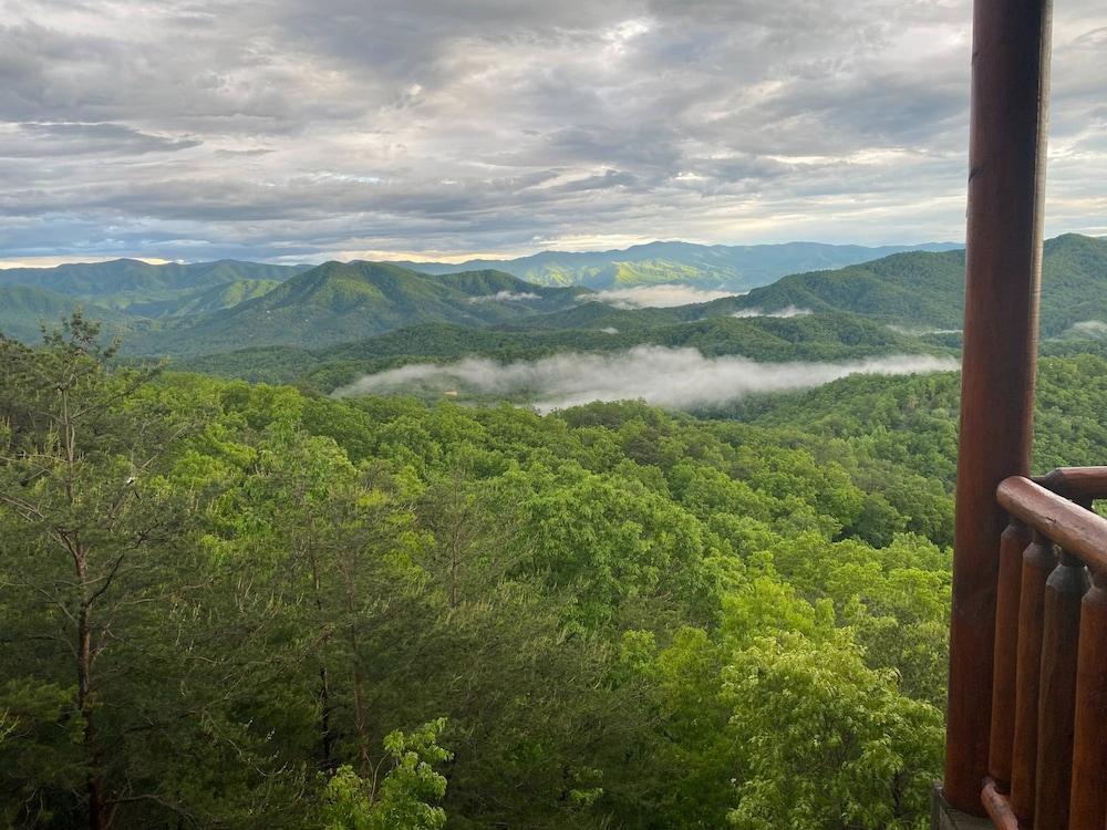 Luxury Cabin With Exclusive Privacy Incredible Mountain Views Hot Tub Pool PET Friendly