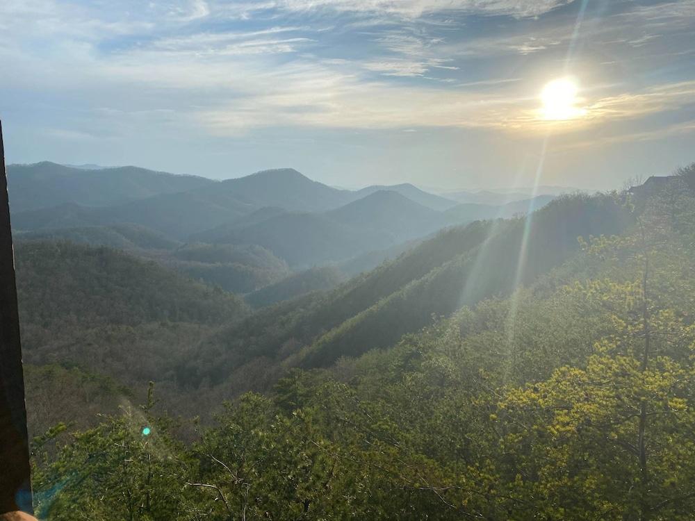 Luxury Cabin With Exclusive Privacy Incredible Mountain Views Hot Tub Pool PET Friendly