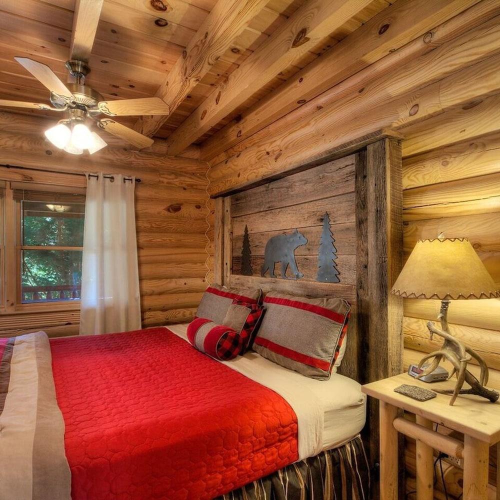 Gorgeous Cabin Hot Tub Fireplace Great Location