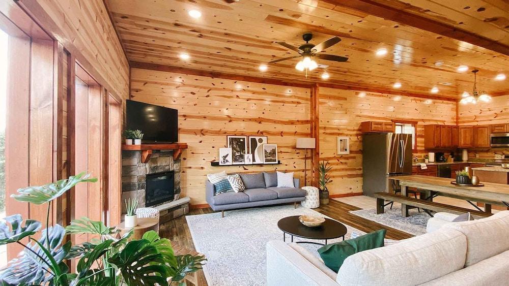 Modern Luxury w Pool Theater Hot Tub Ent Room