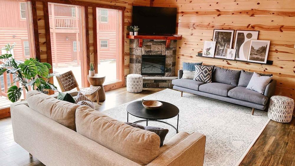 Modern Luxury w Pool Theater Hot Tub Ent Room