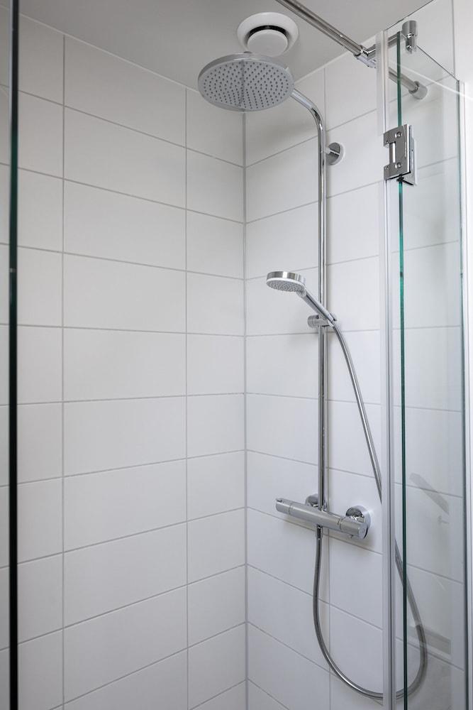 Villa by Lake Veere With Sauna