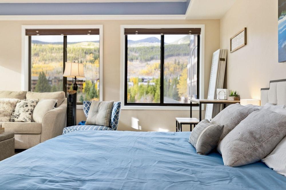 2782 Slopeside 1 Bedroom Condo by RedAwning