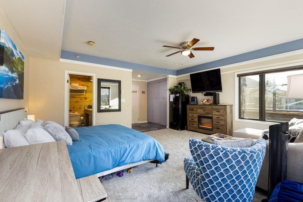 2782 Slopeside 1 Bedroom Condo by RedAwning