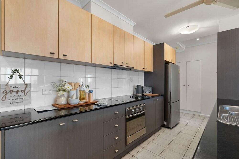 Waterfront Retreat Sea Views - Huge Pool - BBQ