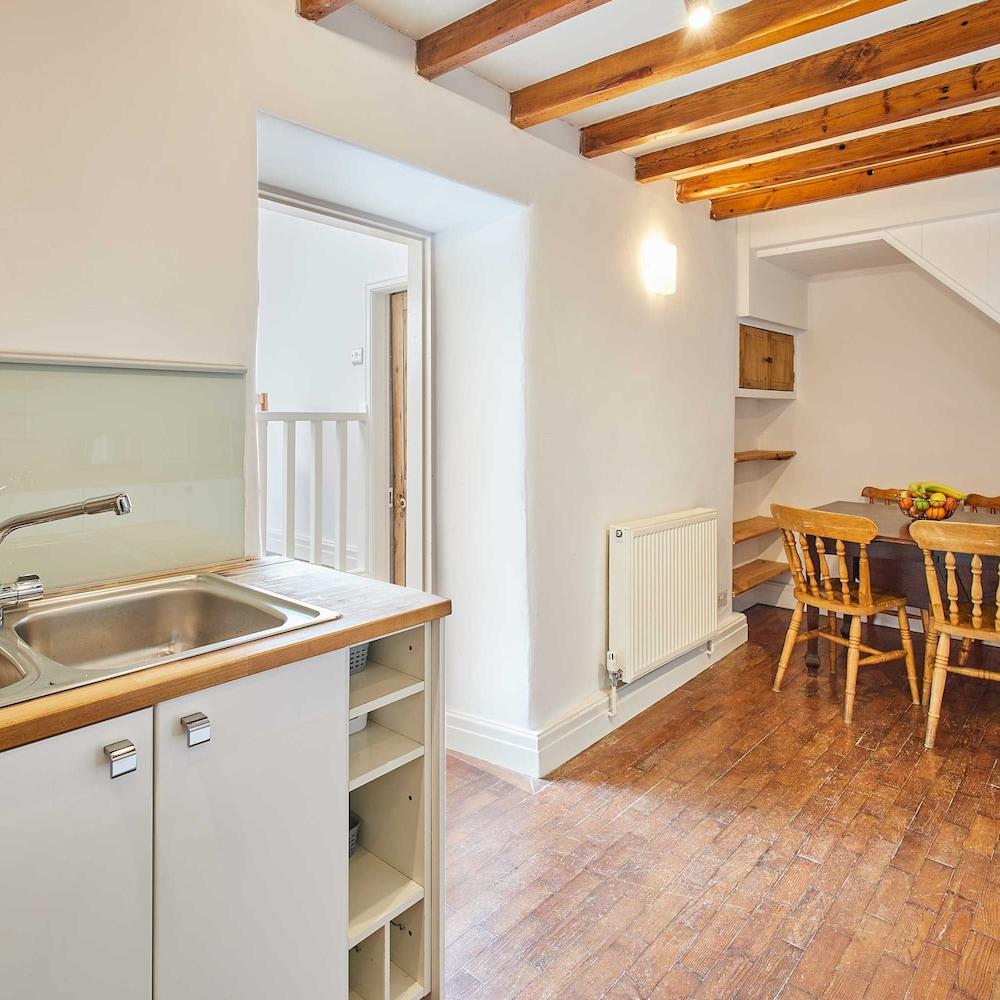 Host Stay Trefor Cottage