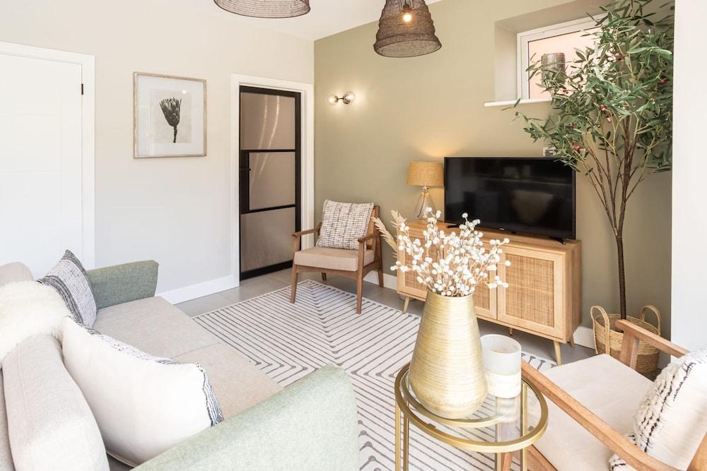 Host Stay The School House