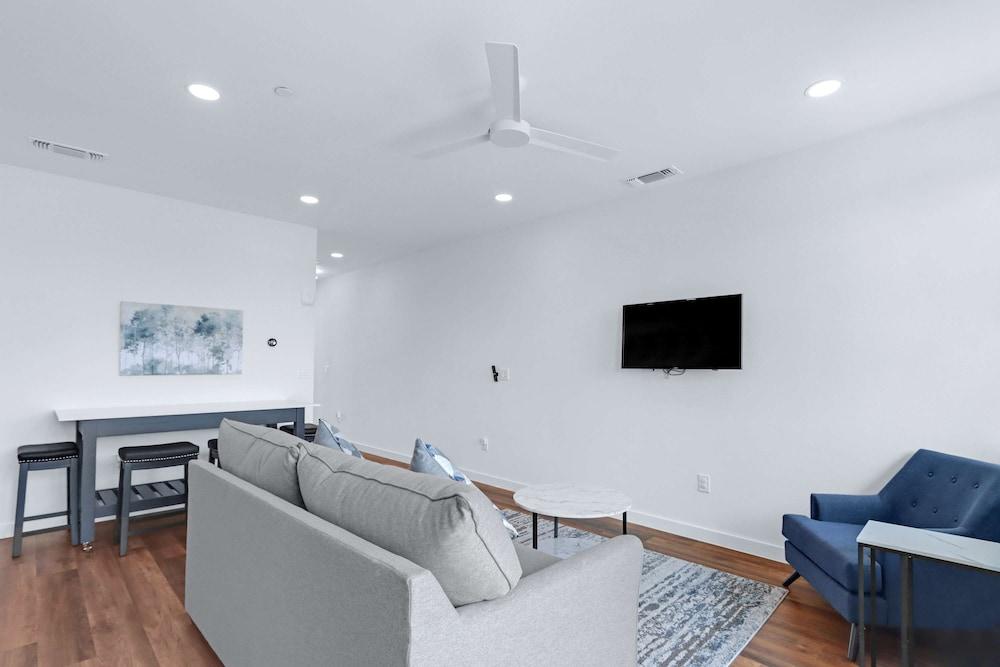 Chic Condo Minutes to Downtown, Gruene, & More