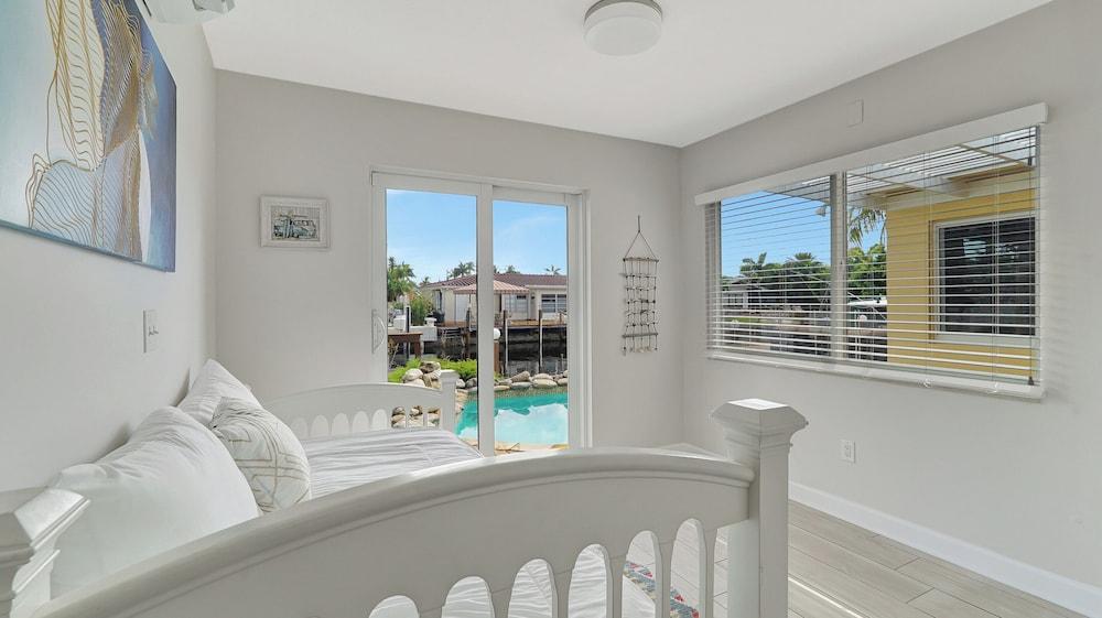 Waterfront Villa Private Pool!