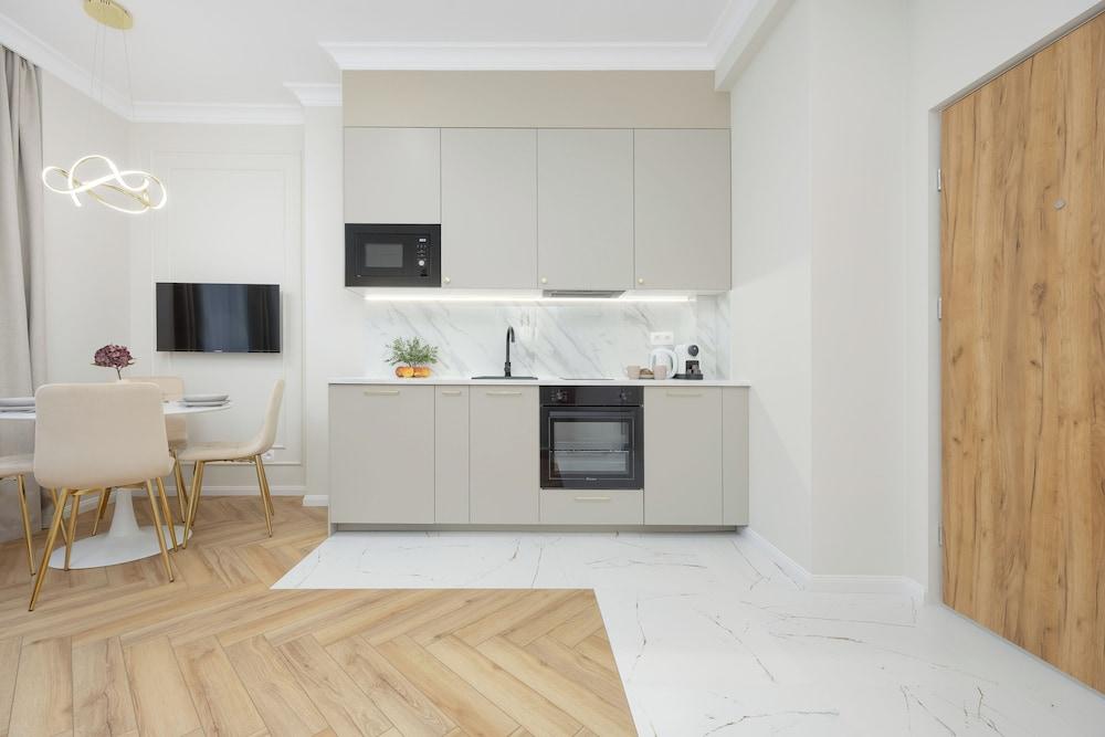 Grójecka Apartment by Renters