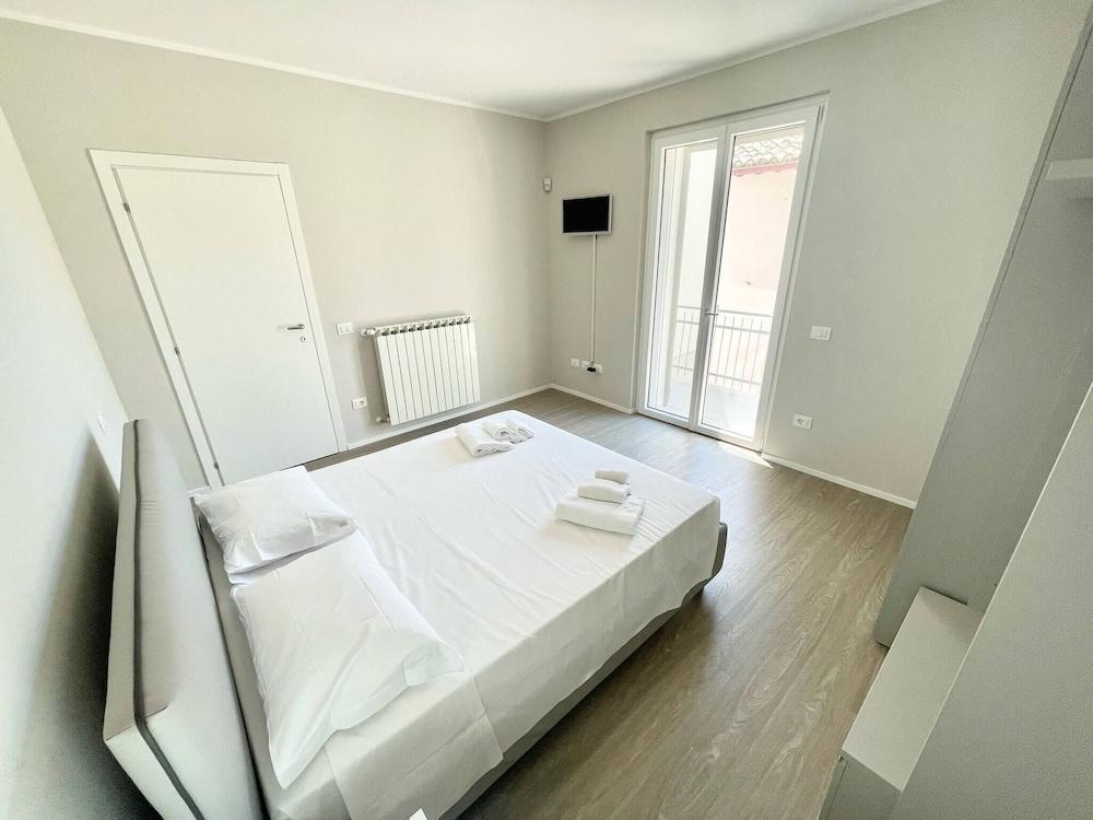 Villa Ipnotica - Panoramic Views Plus Exquisite Pool - Sleeps 7 - Very Stylish