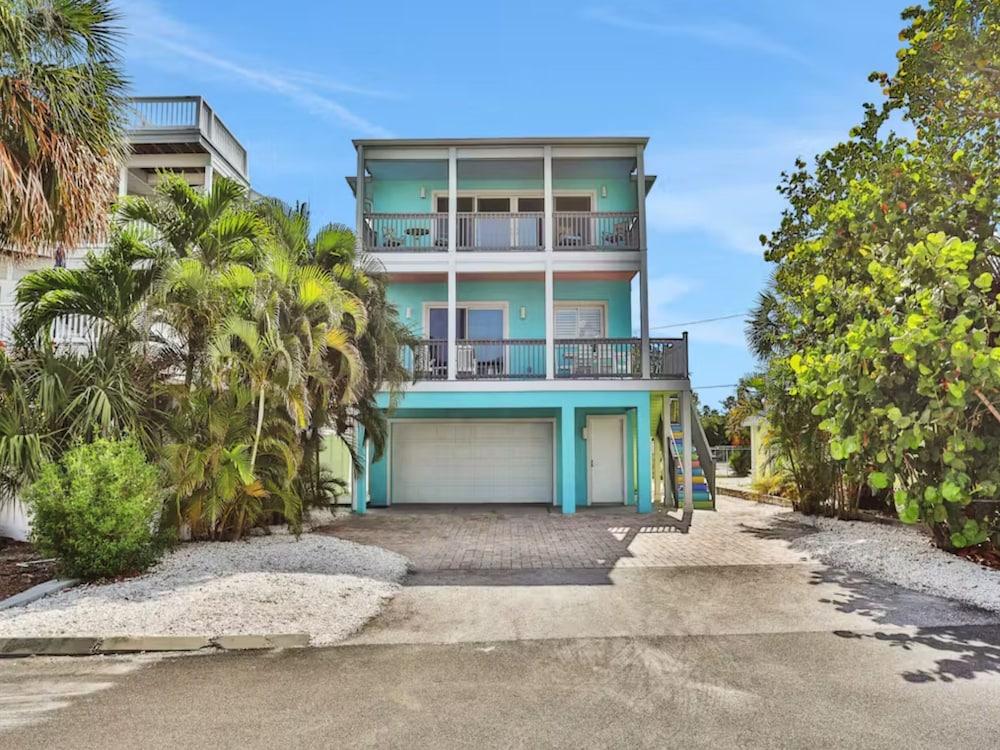 Sunshine Lane by Distinctive Beach Rentals