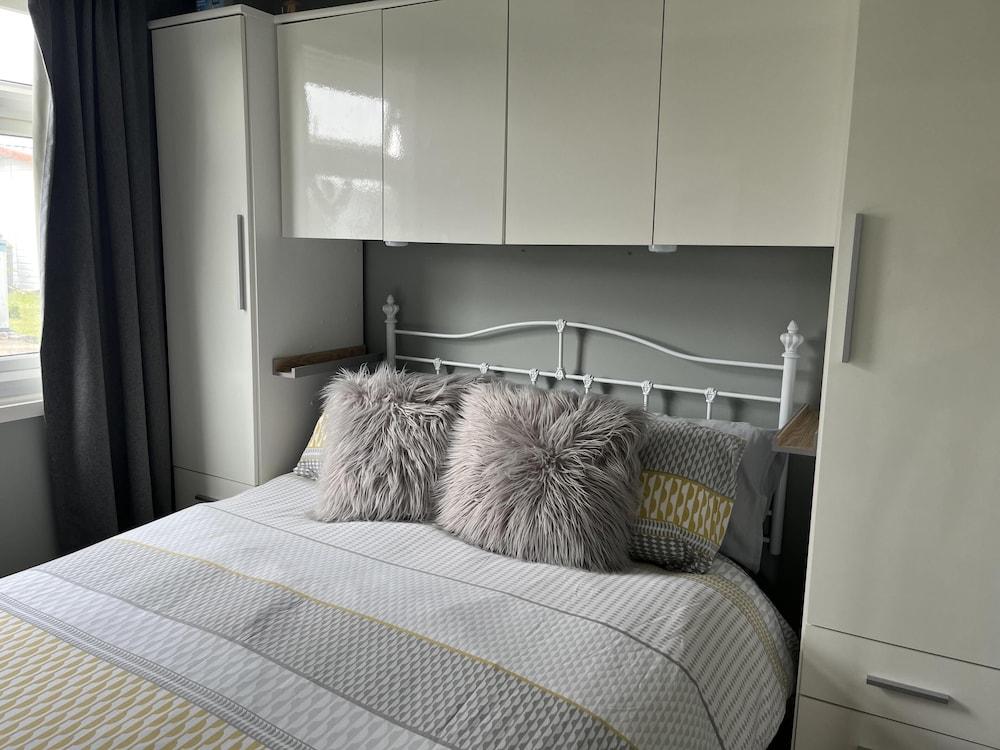 Seasideescape-2br-sleeps4-parking-petsok-fireplace