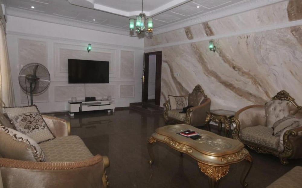 White House Service Apartment