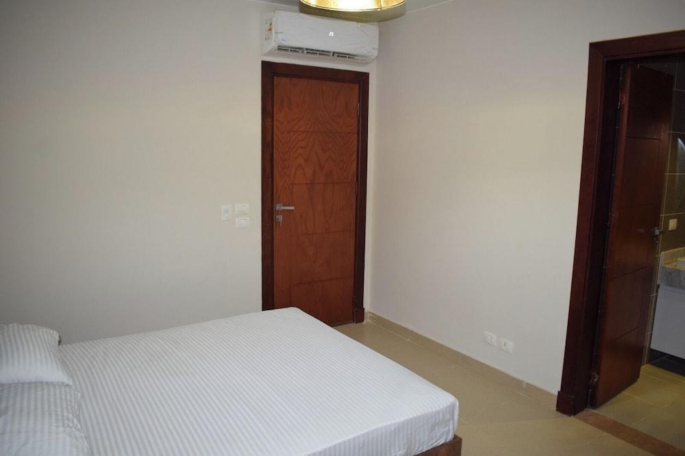 Whispering Waters, Two Bedroom With a Garden, Azha