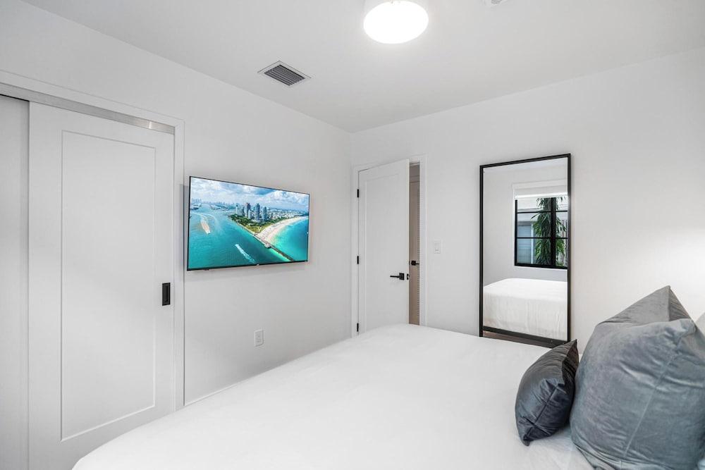 Lux Retreat By Renzzi