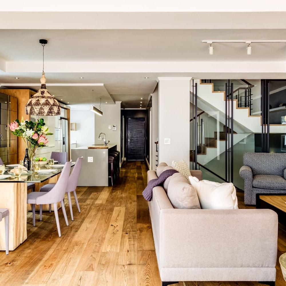 Tranquil Escape in Sea Point Aureto