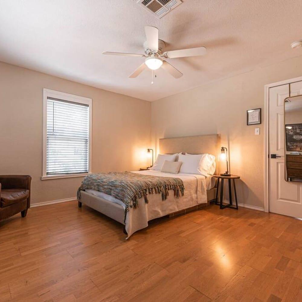 Escape to a Restored 1920s East Waco Bungalow