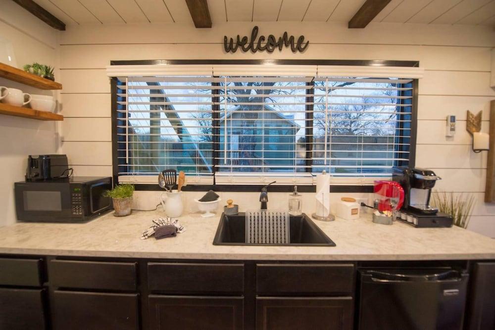 Stillwater House Tiny Container Home 12 min to Downtown Magnolia