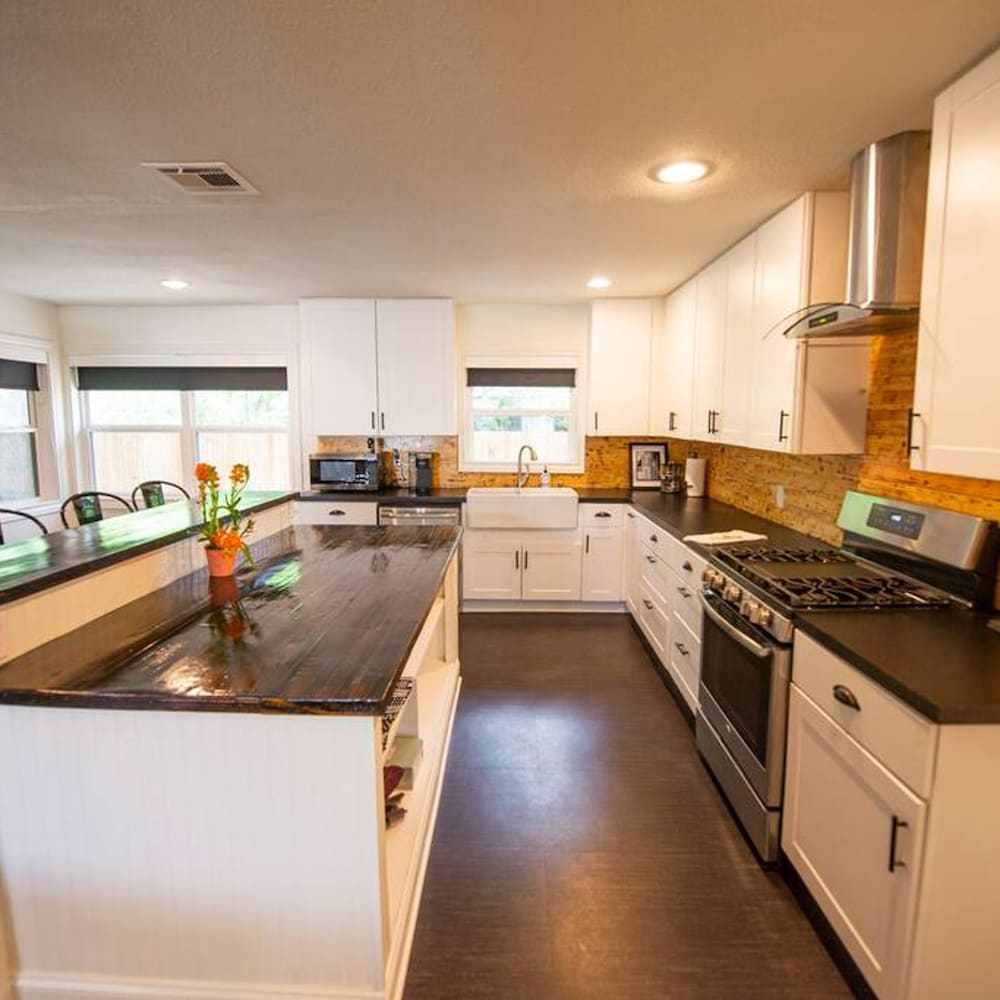 The Mod Poppy Large Home 10 Minutes From it all