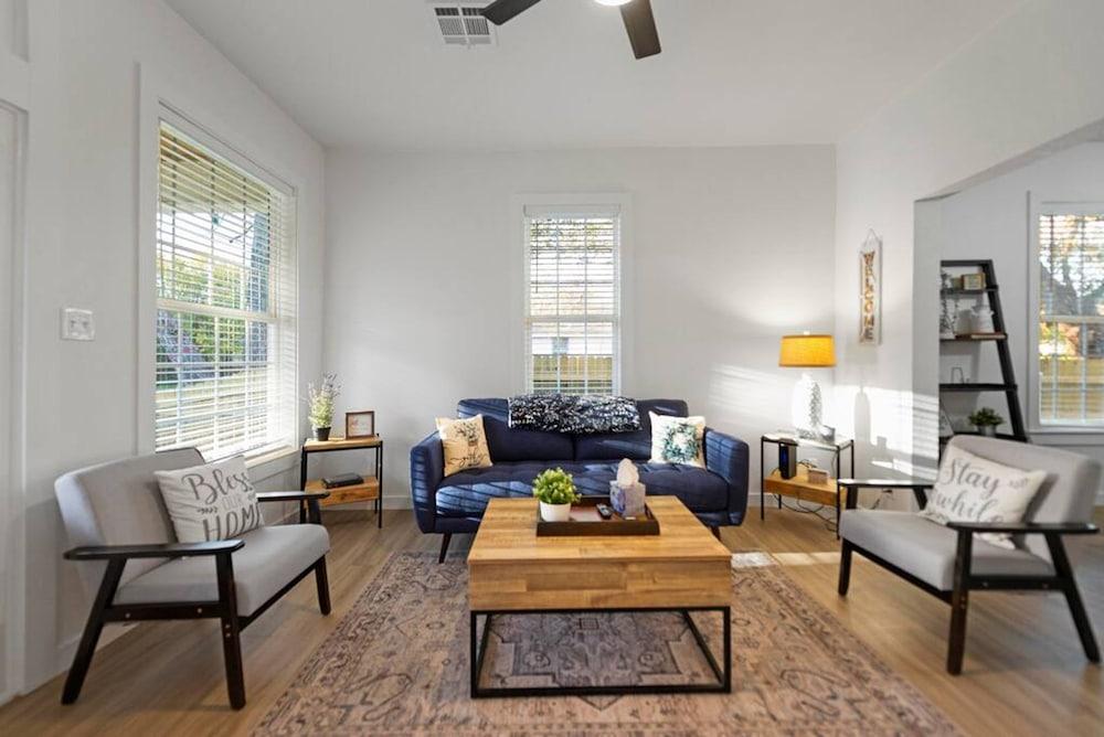 New Charming 2-bedroom Home Minutes to Downtown
