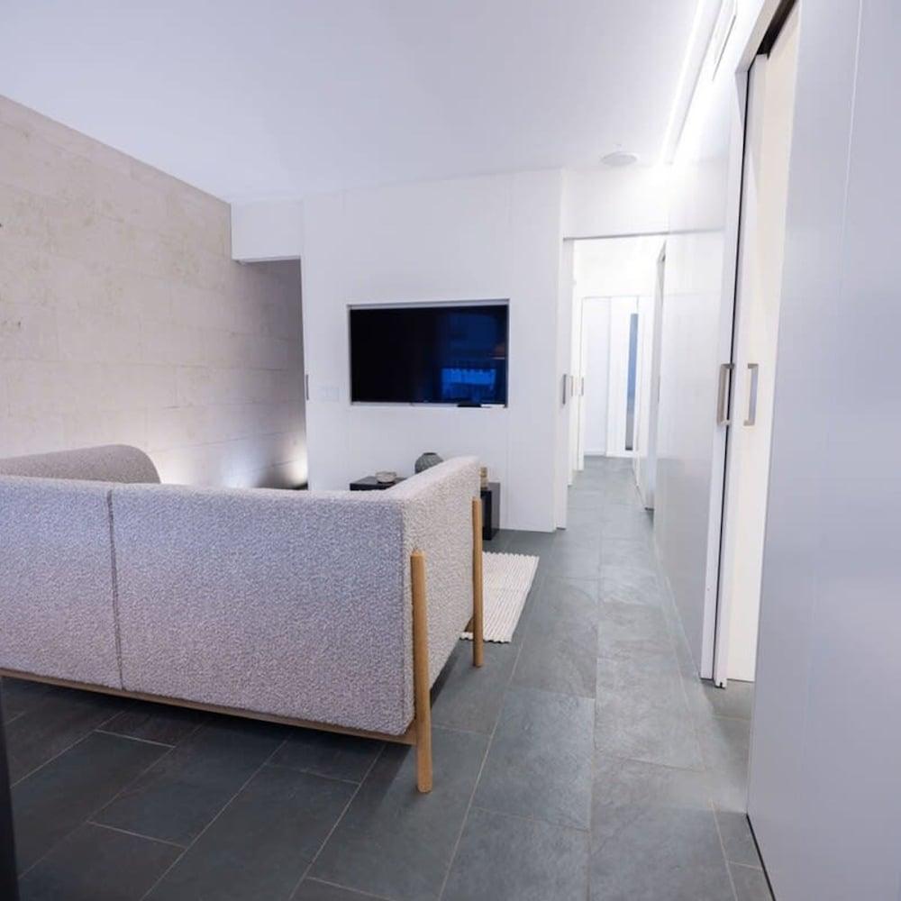 Ampersand - Bright 2-bedroom Apartment