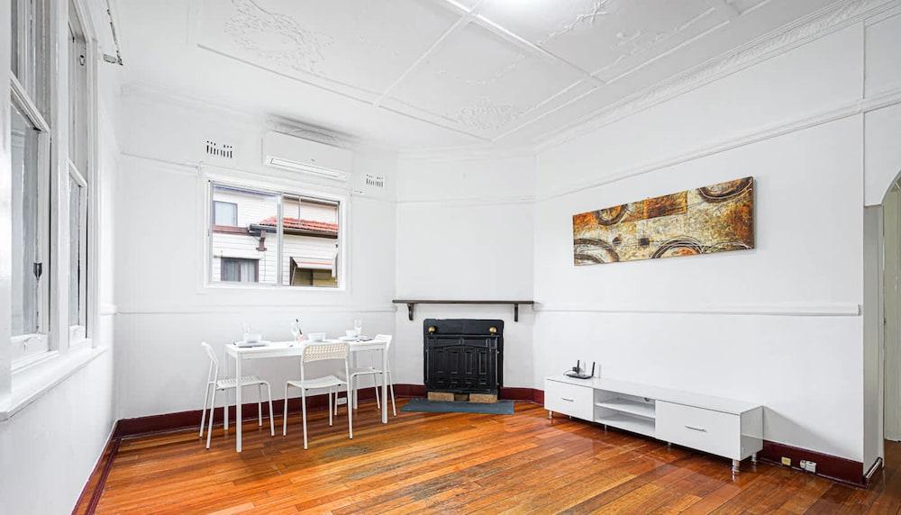 Metawise/parramatta Cozy Room With Furniture Wifi