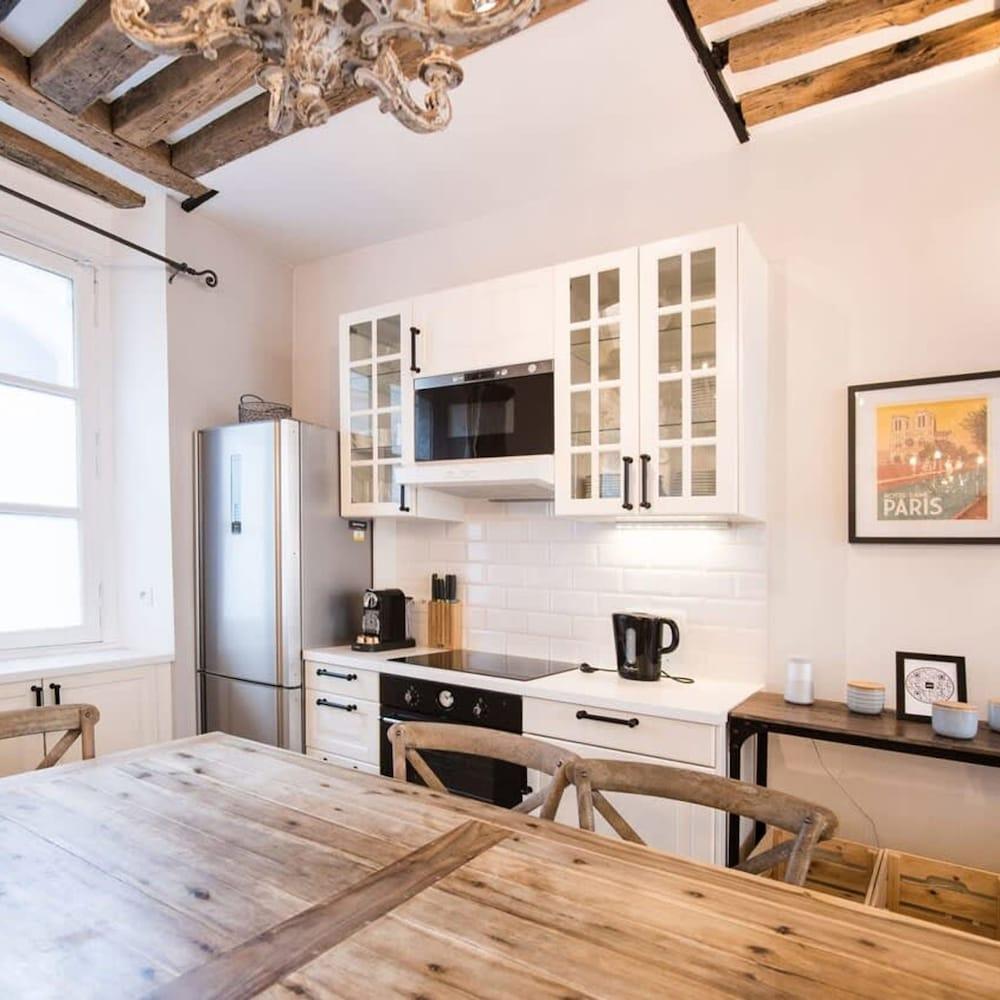 Classy Bourgeois Chic 2 Bedroom Apt in Le Marais