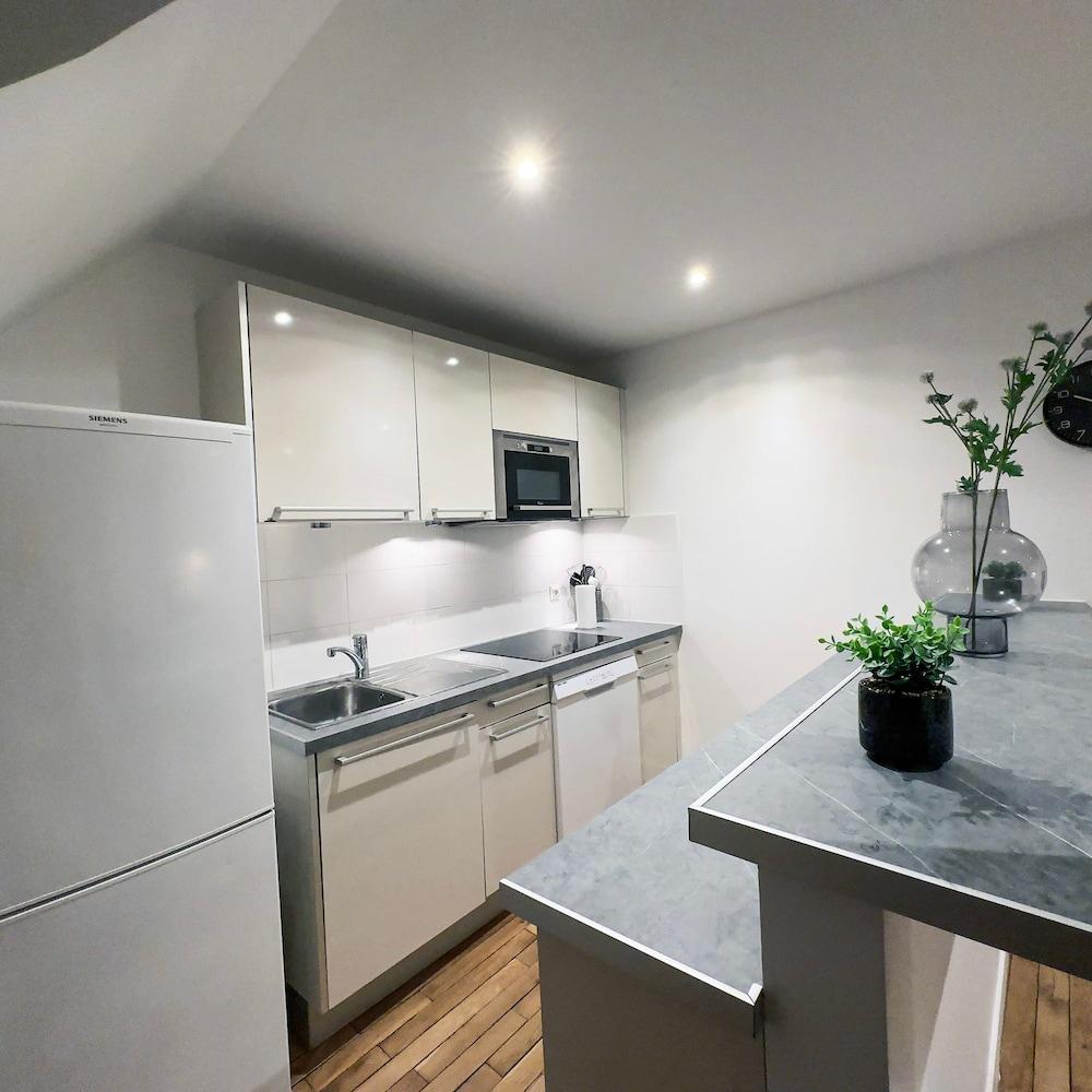 Copernic Line Elegant 3BR Apartment in Paris