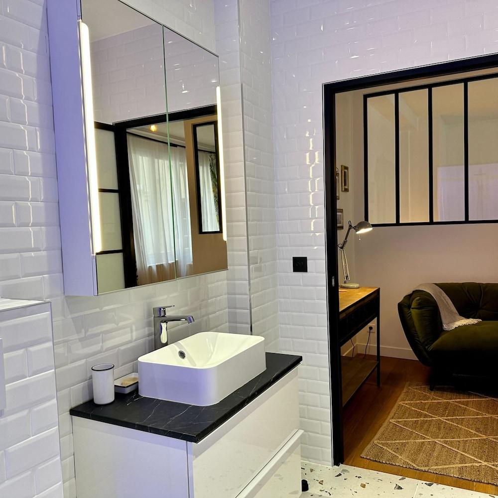 Paradis Calm Modern Studio Apt in Paris