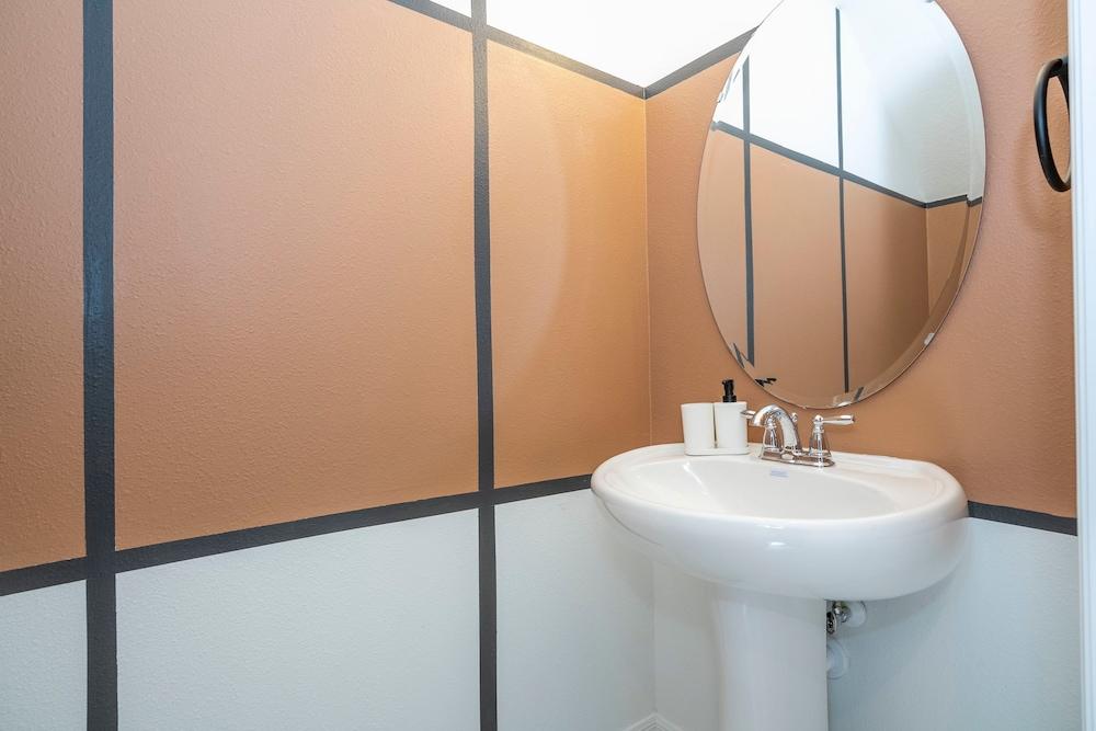 Charming 3Bd Close to Disney Festival 638