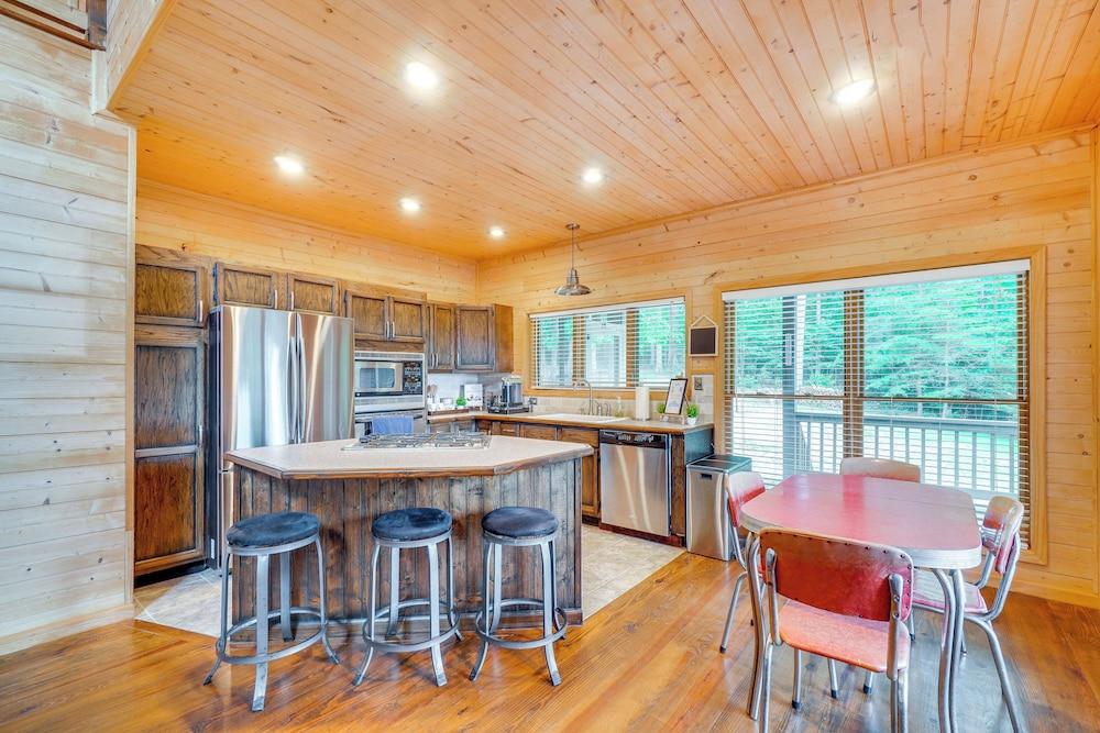 Crawford Cottage w/ Fireplace & Mountain Views!