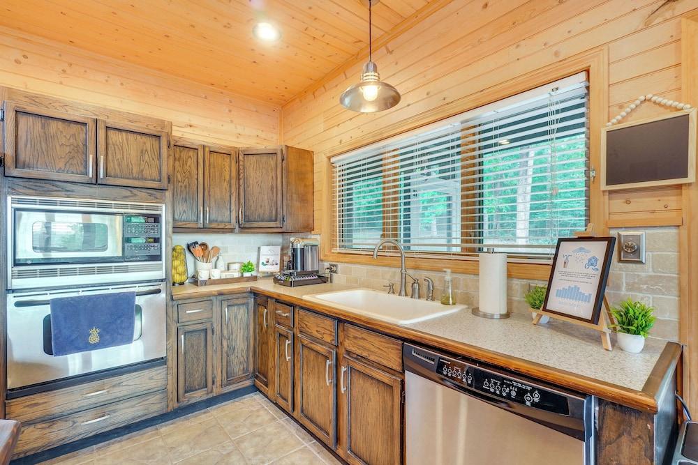 Crawford Cottage w/ Fireplace & Mountain Views!