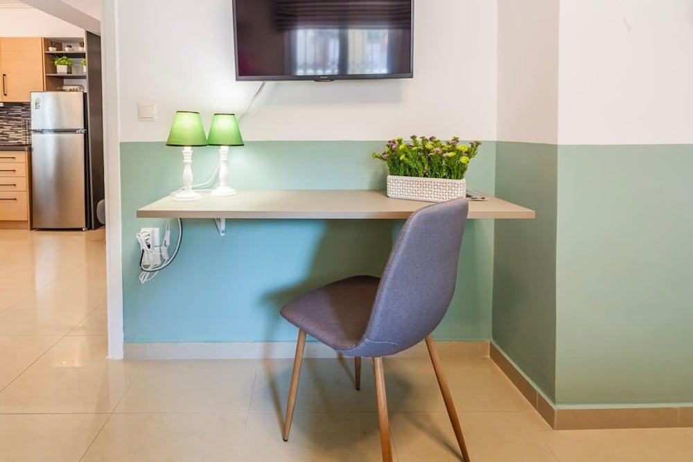 Kalamata Lime Studio - Urban Cozy Nest