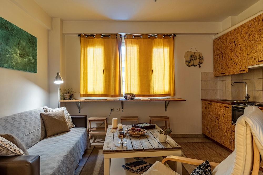 Downtown Central Suite With Private Parking